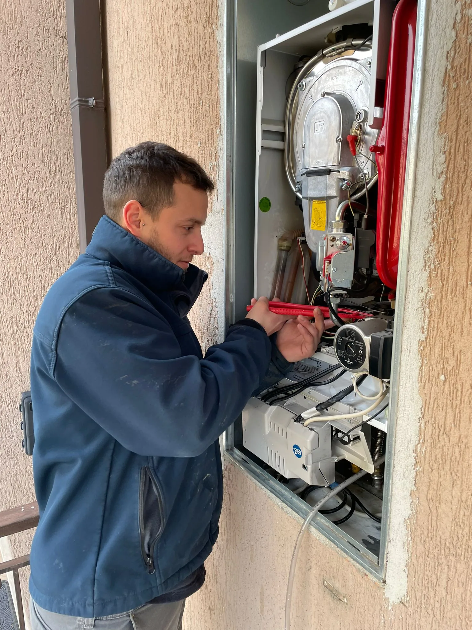 Cantiere Debattisti Impianti — tecnici al lavoro su installazione SPA